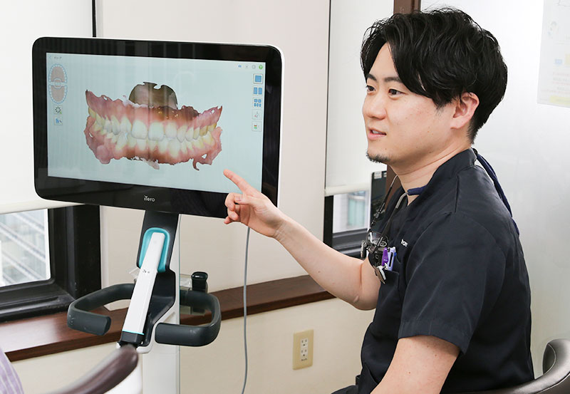 iTeroを使用して患者さんに説明する歯科医師