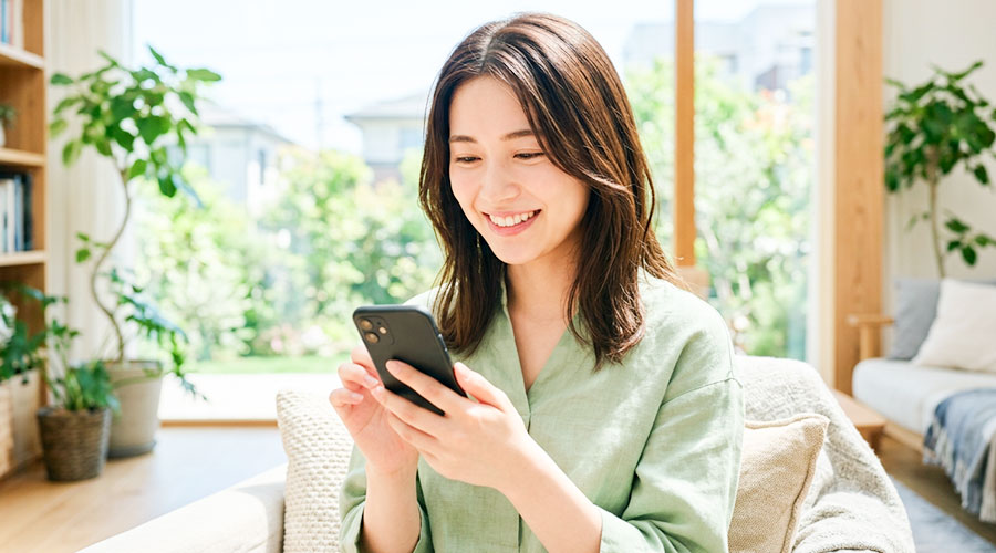 スマホを操作する女性