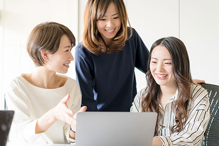 オフィスで働く女性