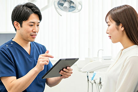 患者さんに説明する歯科医師
