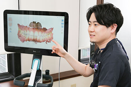 iTero(アイテロ)を使って説明する歯科医師