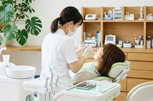 歯科治療を行う歯科医師