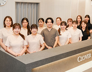 淀屋橋クローバー歯科・矯正歯科の集合写真