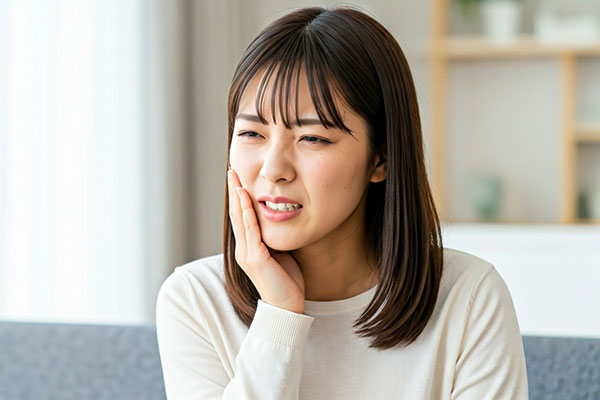 歯の痛さに耐える女性