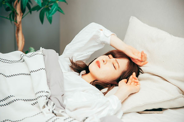 就寝中の女性