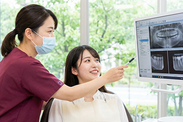 治療の説明をする歯科医師