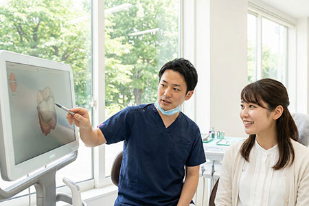 患者さんに説明する歯科医師