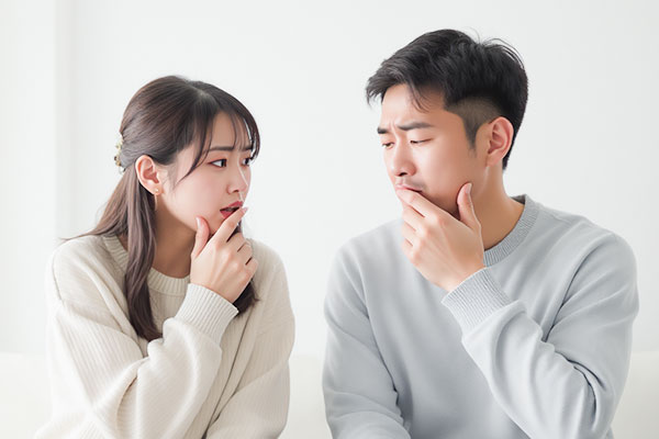 歯に違和感を感じる夫婦
