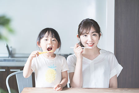 歯磨きをする親子