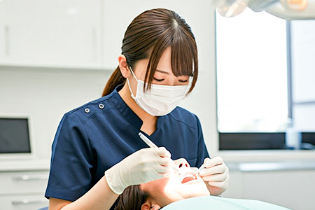 歯科健診を行う歯科衛生士