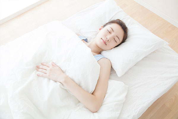 就寝する女性