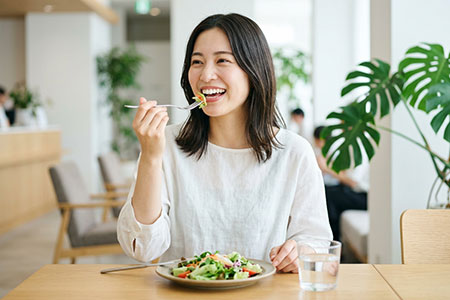 食事をする女性