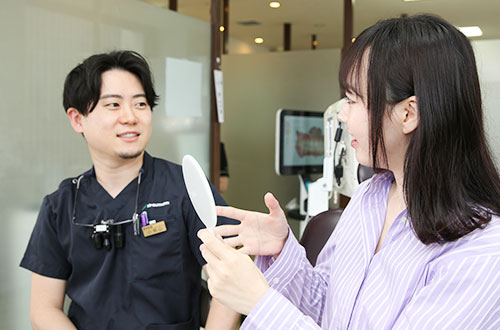 患者さんに説明する歯科医師