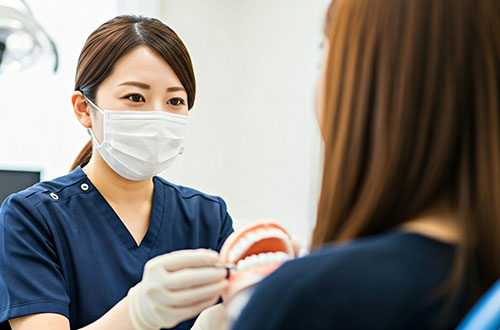 患者さんに説明する歯科医師