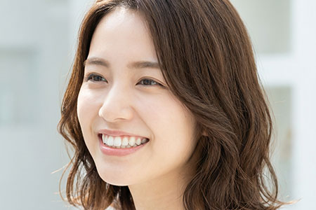 白い歯が綺麗な女性