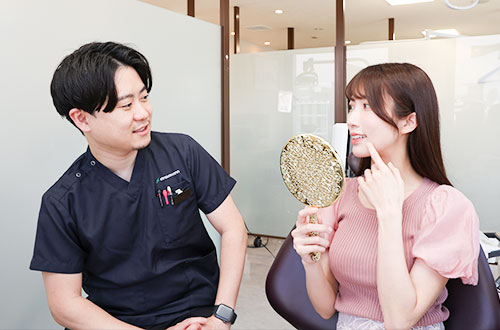 歯科医師に相談する女性