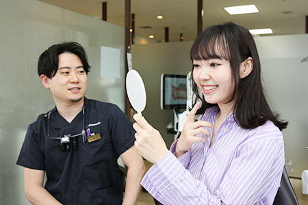 歯科医師に歯の相談をする女性
