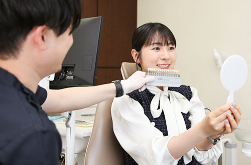 歯の色味を確認する女性