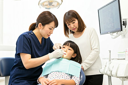 子供の虫歯治療を行う歯科医師
