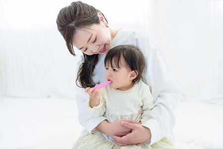 赤ちゃんを抱く母親