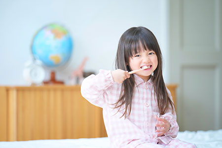 自分で歯みがきをする女の子