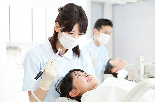 優しく子供に声がけする歯科衛生士
