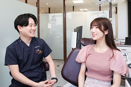インプラントの説明を行う歯科医師