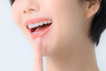 白い歯が綺麗な女性