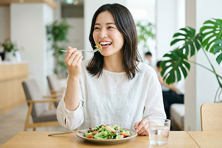 食事を楽しむ女性