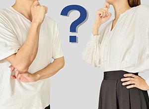 疑問に思う男女