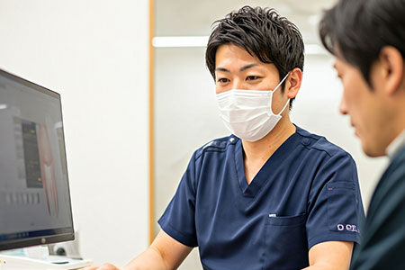 患者さんに説明する歯科医師