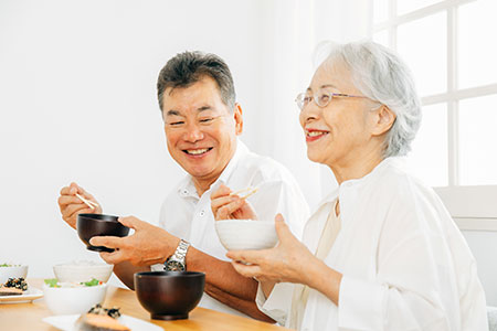 年配の夫婦が食事を楽しむ様子