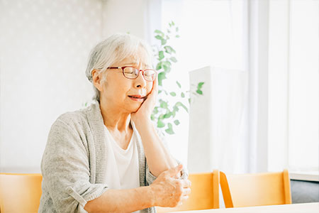 歯に違和感を感じる年配の女性