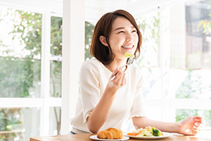 食事を楽しむ女性