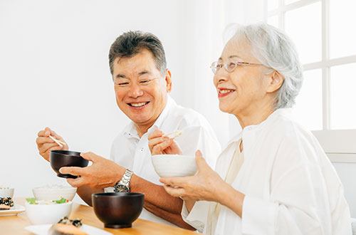患者さんに治療内容を説明する歯科医師
