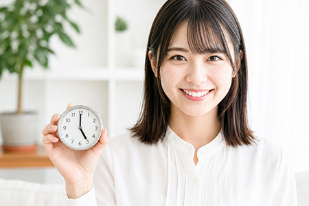 時計を持つ女性