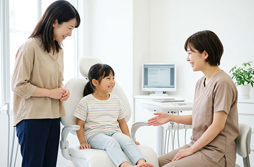 歯科医院で相談を受ける親子