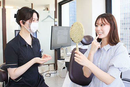 歯並びの状態を確認する歯科スタッフ