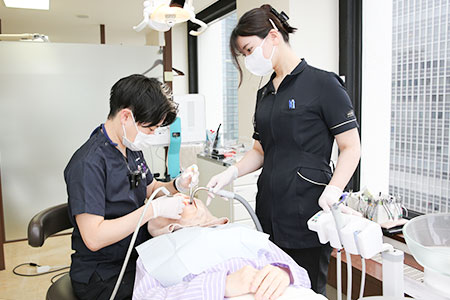 メンテナンスを行う歯科医師