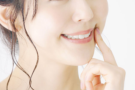 白い歯の女性の口元