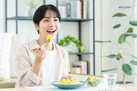 食事を楽しむ女性