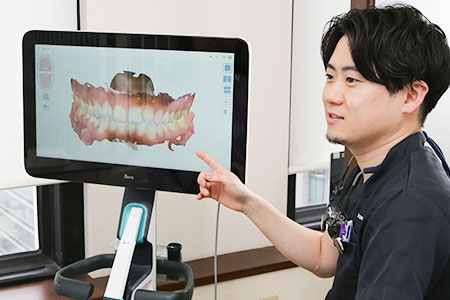 iTeroを使って説明する歯科医師