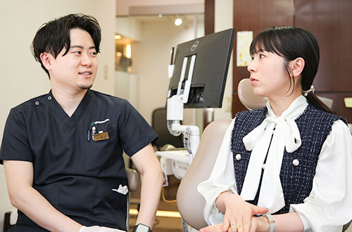 矯正歯科の説明をする歯科医師