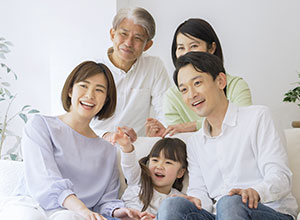 子供・親世代・祖父母世代の集合写真
