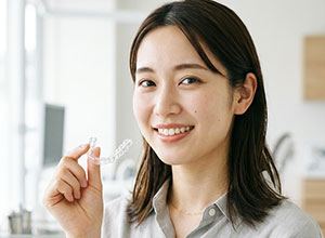 マウスピースを持つ女性