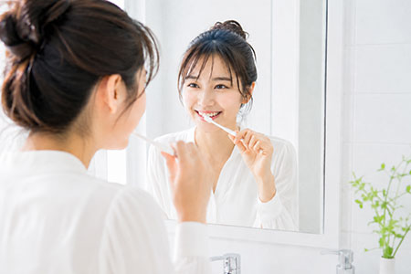 歯磨きをする女性