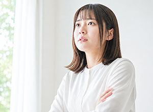 不安な表情を浮かべる女性