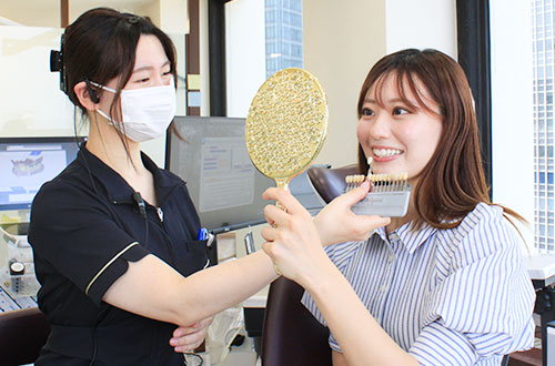 歯の色味を確認する歯科衛生士