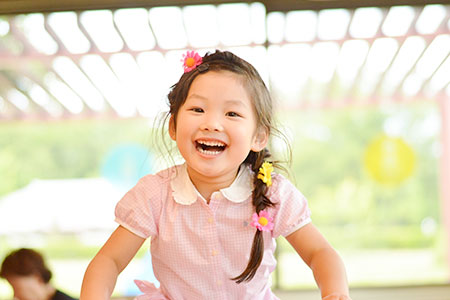 幼稚園で元気に遊ぶ女の子