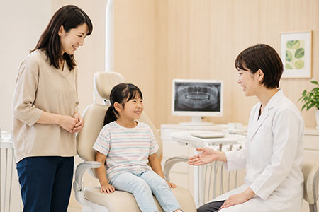 歯医者で定期健診を受診する親子